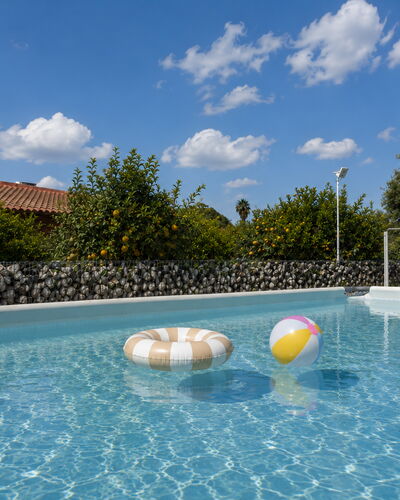 Villa Mameli: Bleu, Piscine, Mobilier De Jardin, Composite, Recours, Loisir, Ombre, Eco Hôtel, Parapluie, Caractéristique De L'Eau