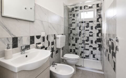 Villa Giugiola: Sol, Sol, Luminaire Plomberie, Design Intérieur, Salle De Bains, Toilette, Évier, Plomberie, Tuile, Robinet