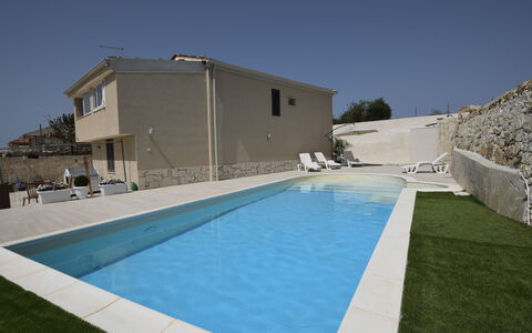 Villa Giugiola: Piscine, Zone Résidentielle, Composite, Recours, Béton, Ombre, Biens, Mobilier De Jardin, Hôtel, Caractéristique De L'Eau