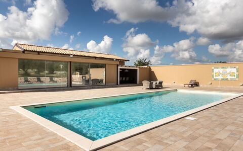 Villa Meti: Piscine, Sol, Recours, Sol, Composite, Caractéristique De L'Eau, Ombre, Tuile, Eco Hôtel, Loisir