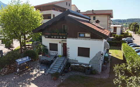 House Angy: Maison, Zone Résidentielle, Domicile, Chalet, Toit, Biens, Banlieue, Balcon, Allée, Cour