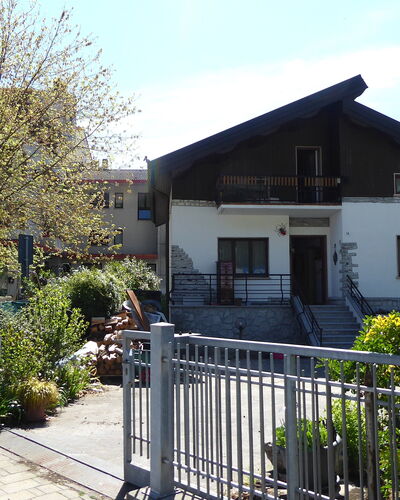 House Angy: Bâtiment, Zone Résidentielle, Maison, Quartier, Arbuste, Domicile, Établissements Humains, Chalet, Banlieue