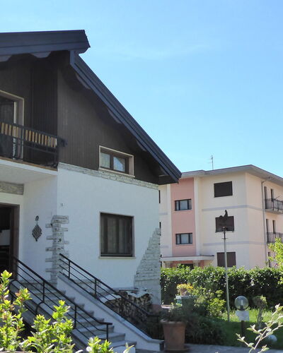 House Angy: Bâtiment, Fenêtre, Maison, Zone Résidentielle, Domicile, Architecture, Toit, Porte, Établissements Humains, Chalet