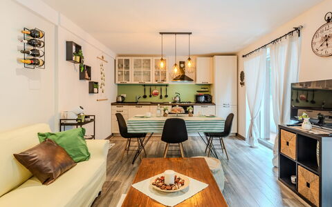 La Casetta di Lulù: Meubles, Design Intérieur, Sol, Canapé, Pièce, Sol, Bois, Plafond, Salon, Table