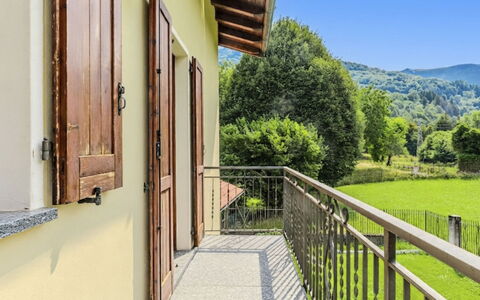 Cascina Rossa: Bois, Porche, Domicile, Porte, Balcon, Tache De Bois, Clôture, Dur, Ferme, Balustre