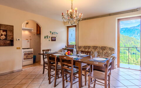 Cascina Rossa: Meubles, Design Intérieur, Plafond, Sol, Chaise, Sol, Table Cuisine Et Salle A Manger, Salle À Manger, Pièce, Tache De Bois