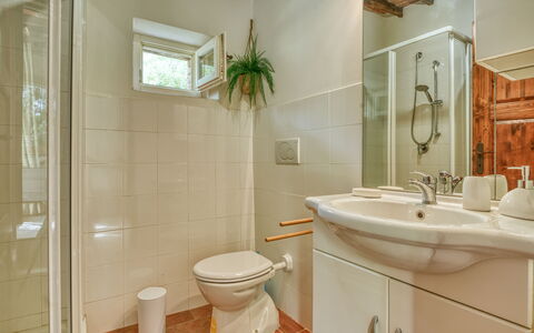 Villa the Horses: Lavabo, Salle De Bains, Design Intérieur, Luminaire Plomberie, Sol, Bois, Sol, Évier, Plafond, Robinet