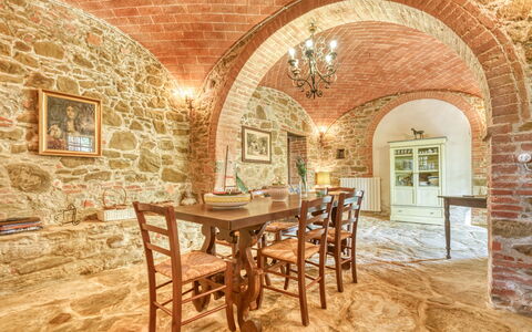 Villa the Horses: Mur, Meubles, Design Intérieur, Plafond, Table, Sol, Salle À Manger, Chaise, Table Cuisine Et Salle A Manger, Éclairage