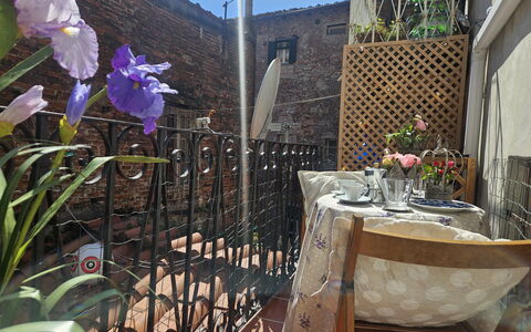 Alla Torre: Pot De Fleur, Meubles, Balcon, Plante D'Appartement, Chaise, Tableau De Plein Air, Mobilier De Jardin, Tache De Bois, Patio, Cour