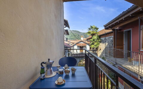 La Giuseppina: Façade, Ville, Zone Résidentielle, Domicile, Design Urbain, Balcon, Appartement, Porche, Plante D'Appartement, Pot De Fleur