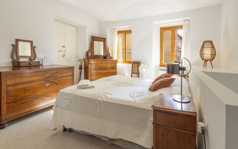 La Giuseppina: Meubles, Lit, Chambre, Design Intérieur, Mur, Literie, Bois, Drap De Lit, Tiroir, Sol
