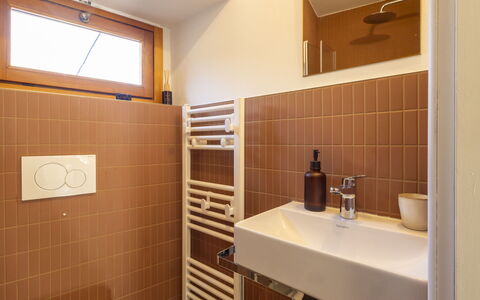 La Giuseppina: Sol, Mur, Sol, Luminaire Plomberie, Design Intérieur, Bois, Plafond, Robinet, Plomberie, Salle De Bains