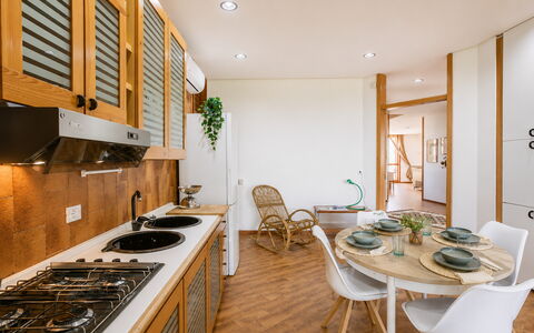 Villa Billona: Design Intérieur, Sol, Meubles, Mur, Bois, Cuisine, Sol, Plafond, Comptoir, Cabinetry