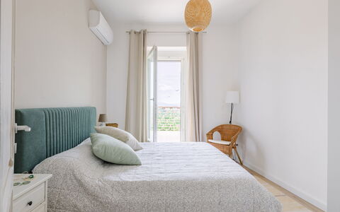 La Terrazza nel Borgo: Meubles, Lit, Design Intérieur, Chambre, Literie, Mur, Drap De Lit, Bois, Linge, Sol