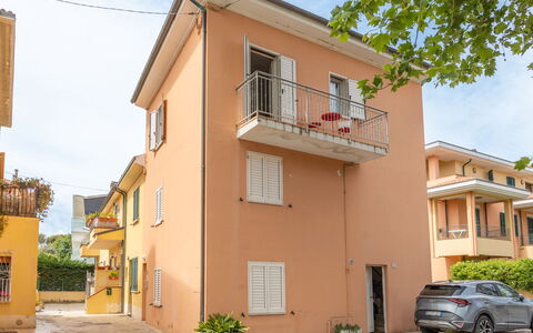 Fano Mare: Bâtiment, Fenêtre, Zone Résidentielle, Maison, Façade, Quartier, Domicile, Ville, Appartement, Balcon