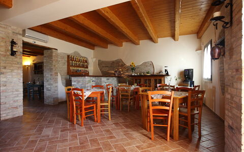 Casale dei Ciliegi: Meubles, Bois, Table Cuisine Et Salle A Manger, Table, Chaise, Plafond, Sol, Restaurant, Tache De Bois, Salle À Manger
