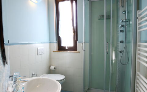 Casale dei Ciliegi: Sol, Design Intérieur, Sol, Bois, Luminaire Plomberie, Éclairage, Pièce, Salle De Bains, Domicile, Toilette