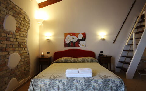Casale dei Ciliegi: Mur, Meubles, Domicile, Porte, Chambre, Lampe, Luminaire, Chaise, Plante D'Appartement, Lit