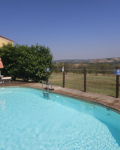 Casale dei Ciliegi: Bleu, Piscine, Mobilier De Jardin, Zone Résidentielle, Meubles, Établissements Humains, Recours, Eco Hôtel, Chaise, Hacienda