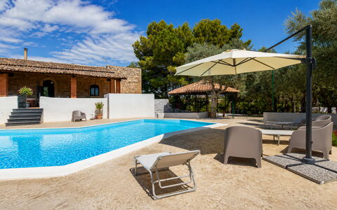 Villa Chiaramonte Gulfi: Bleu, Piscine, Ombre, Biens, Recours, Mobilier De Jardin, Villa, Eco Hôtel, Conception, Parapluie