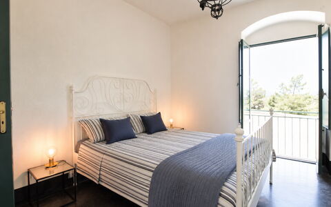 Villa Chiaramonte Gulfi: Meubles, Chambre, Design Intérieur, Lit, Sol, Sol, Literie, Drap De Lit, Éclairage, Pièce