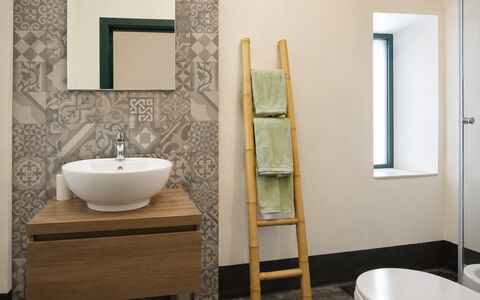Villa Chiaramonte Gulfi: Sol, Salle De Bains, Sol, Luminaire Plomberie, Lavabo, Design Intérieur, Évier, Tuile, Marron, Plomberie