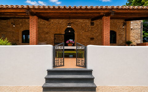 Villa Chiaramonte Gulfi: Mur, Brique, Porte, Colonne, Pot De Fleur, Hacienda, Brickwork, Tache De Bois, Ombre, Jardin