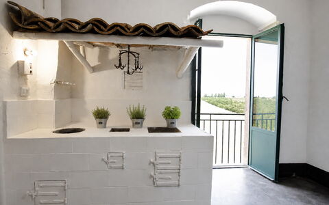 Villa Chiaramonte Gulfi: Mur, Design Intérieur, Sol, Meubles, Sol, Cuisine, Luminaire, Tuile, Rayonnage, Matériau Naturel