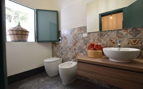 Villa Chiaramonte Gulfi: Sol, Design Intérieur, Sol, Luminaire Plomberie, Salle De Bains, Tuile, Plafond, Lavabo, Évier, Céramique