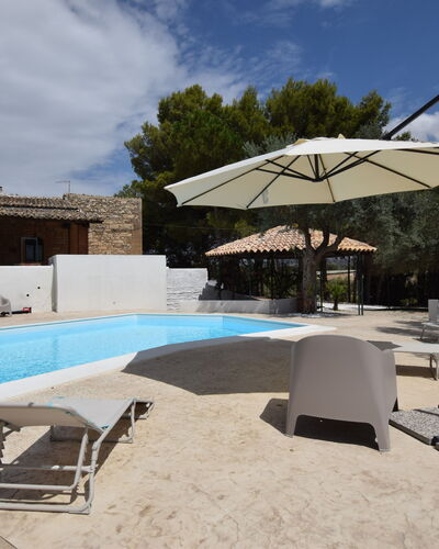Villa Chiaramonte Gulfi: Ombre, Piscine, Mobilier De Jardin, Parapluie, Béton, Balancelle, Recours, Conception, Eco Hôtel, Structure En Plein Air
