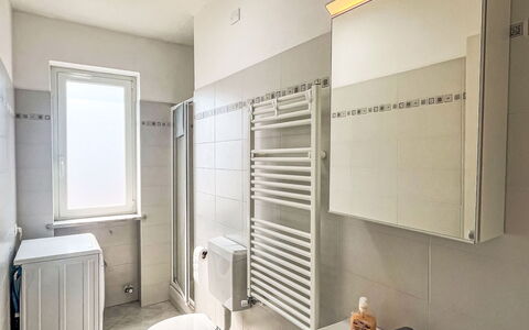 Alessandro: Sol, Mur, Sol, Luminaire Plomberie, Design Intérieur, Salle De Bains, Toilette, Siège De Toilette, Pièce, Plomberie