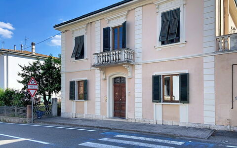 Lucia e Francesco: Fenêtre, Bâtiment, Porte, Façade, Quartier, Maison, Zone Résidentielle, Domicile, Établissements Humains, Moulage