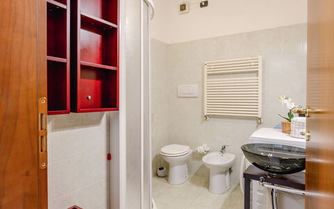 Corte Marina Apartment: Luminaire Plomberie, Sol, Design Intérieur, Sol, Évier, Pièce, Plomberie, Robinet, Lavabo, Salle De Bains