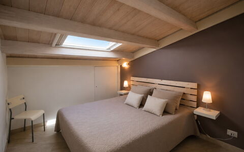 Appartamento Tramonto sul Mare: Lit, Chambre, Design Intérieur, Bois, Plafond, Meubles, Drap De Lit, Sol, Literie, Sol