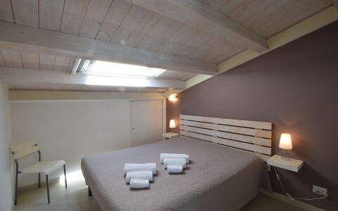 Appartamento Tramonto sul Mare: Lit, Chambre, Design Intérieur, Meubles, Bois, Sol, Plafond, Drap De Lit, Sol, Literie