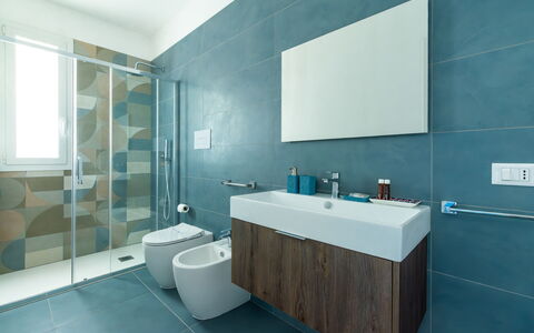 A Casa di Chica: Luminaire Plomberie, Salle De Bains, Sol, Sol, Design Intérieur, Évier, Toilette, Plomberie, Robinet, Lavabo