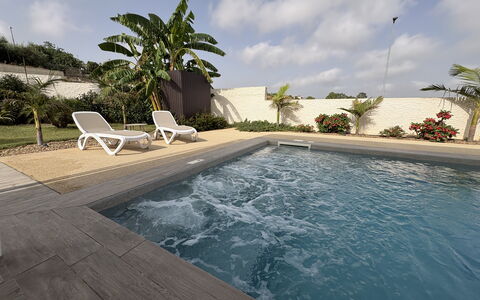 A Casa di Chica: Piscine, Composite, Recours, Caractéristique De L'Eau, Aménagement Paysager, Mobilier De Jardin, Pot De Fleur, Béton, Biens