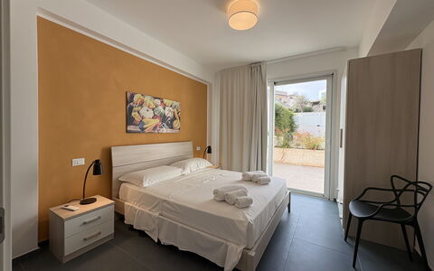 A Casa di Chica: Appartement, Chambre, Sol, Meubles, Domicile, Lit, Drap De Lit, Literie, Cadre De Lit, Tache De Bois
