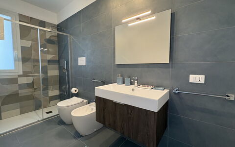 A Casa di Chica: Salle De Bains, Luminaire Plomberie, Sol, Design Intérieur, Lavabo, Sol, Évier, Toilette, Miroir, Robinet
