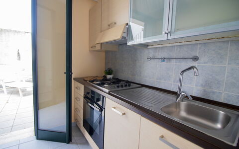 Nicoletta'S House in Otranto: Cuisine, Comptoir, Evier, Appareil De Cuisine, Principaux Appliance, Sol, Design Intérieur, Cuisinière, Luminaire Plomberie, Robinet