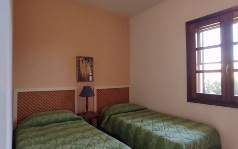 Villa Vignola: Lit, Literie, Chambre, Drap De Lit, Design Intérieur, Sol, Meubles, Bois, Sol, Pièce