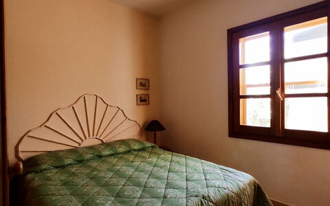 Villa Vignola: Lit, Design Intérieur, Chambre, Mur, Sol, Sol, Drap De Lit, Bois, Meubles, Literie