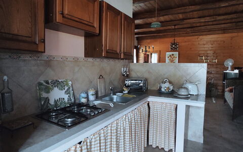 Baita Vignola: Cuisine, Sol, Design Intérieur, Bois, Meubles, Sol, Comptoir, Appareil De Cuisine, Pièce, Cuisinière