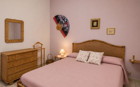 Villa Lina: Meubles, Lit, Chambre, Literie, Design Intérieur, Drap De Lit, Bois, Sol, Linge, Sol