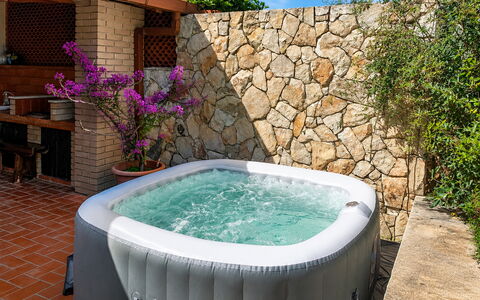 Villa Lina: Baignoire, Luminaire Plomberie, Piscine, Composite, Jacuzzi, Pot De Fleur, Loisir, Plante D'Appartement, Caractéristique De L'Eau