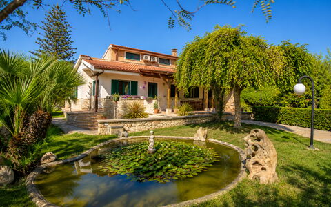 Villa Lina: Maison, Domicile, Architecture, Arbuste, Zone Résidentielle, Jardin, Biens, Hacienda, Aménagement Paysager, Chalet