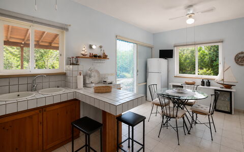 Villa Lina: Meubles, Design Intérieur, Sol, Plafond, Cuisine, Bois, Comptoir, Sol, Luminaire, Éclairage
