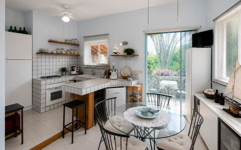 Villa Lina: Meubles, Design Intérieur, Cuisine, Chaise, Sol, Comptoir, Table, Luminaire, Table Cuisine Et Salle A Manger, Plafond
