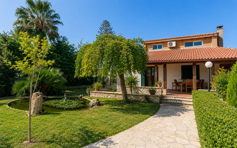 Villa Lina: Arbuste, Maison, Zone Résidentielle, Jardin, Domicile, Ombre, Aménagement Paysager, Biens, Arrière-Cour