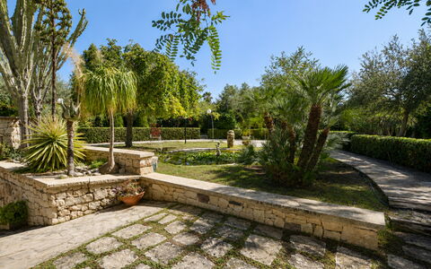 Villa Lina: Végétation, Jardin, Arbuste, Couverture De Sol, Dalle, Passerelle, Aménagement Paysager, Suppression Des Plantes Ligneuses, Ombre